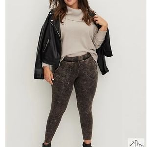 Torrid Premium Leggings w/Pockets. Black Mineral Washed, Size 5.